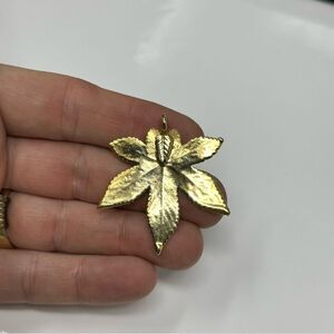 Gold tone canabis leaf pendant